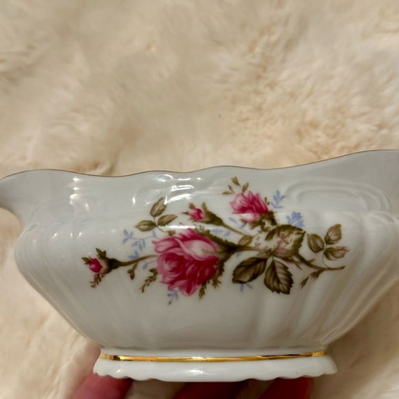 Vintage Royal Rose Fine China of Japan's Moss Rose pattern Gravy Dish. - Picture 6 of 9